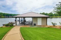 Luxe Lake Sinclair Living Private Dock and Beach! - Pools