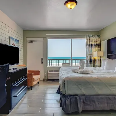 Beach House Inn with Pool & Hot Tub Отели рядом с достопримечательностью «Парк Сан Сплэш»