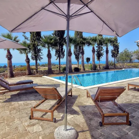 Incredible Large Villa In Paphos sleeps 14 Children Pool, Jacuzzi, Huge Garden