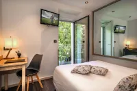 Logis Hôtel Restaurant les 2 Rives - Chambres Climatisees - A75, en Bordure de rivière - Pet friendly