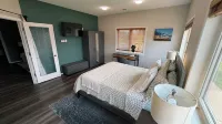 Cozy Country Bungalow about 5 minutes from Sylvan Lake! - Wifi