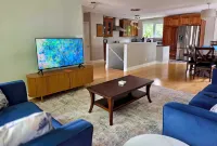 Family-friendly home on a quiet street close to everything - บังกะโล