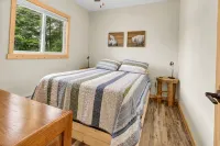 "Haufer Hall" - Charming 2-bedroom cabin on beautiful Little Boy Lake. - Hytter