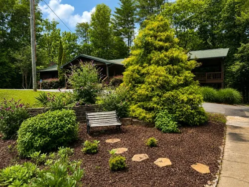 Easy Access •Mtn View• Hot Tub• Pool• Game Room• Porch• Wildlife•Minutes to Town - 4-Sterne
