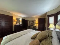 "Olympic House" on Main Street Lake Placid! Hot Tub, Big Front Porch, Pingpong - 4-Star