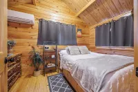 Charming 2-bedroom tiny cabin hot tub camp fire - Chalets