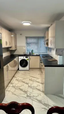Serene 5-bedroom House in Dudley - WiFi