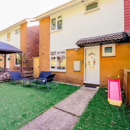 3 BR House with Free Parking, Garden & Fast WiFi