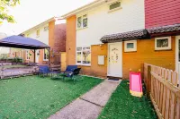 3 BR House with Free Parking, Garden & Fast WiFi - 2つ星