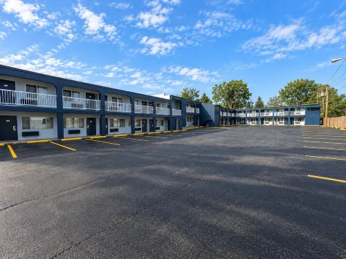 Richmond Inn & Suites Near Dayton I-70 - Motels
