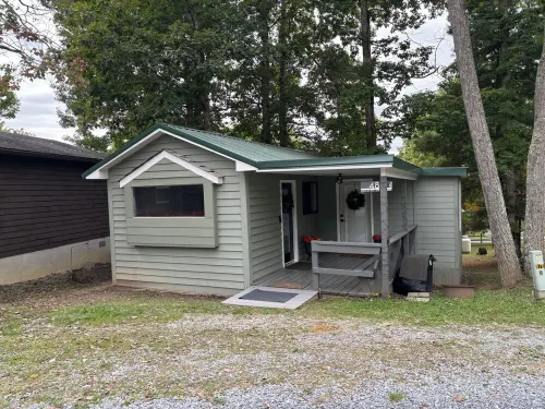 Whispering Pines - a Charming 2-bedroom cabin with WiFi, AC in serene Pipestem - Pools
