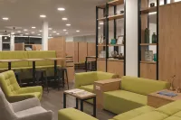 Super 8 by Wyndham Augsburg - بار