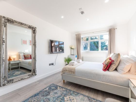 Quiet & Modern Studio in Epsom, EV Charger