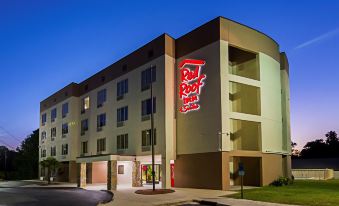 Red Roof Inn & Suites Fayetteville - Fort Bragg