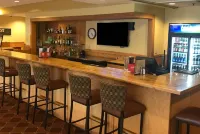 Days Inn & Suites by Wyndham Sutton Flatwoods - bar