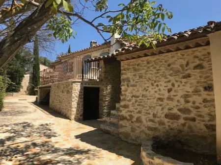 Stone Cottage, 2-4 People, at Provence Mas 16th Cent., Pool, Garden, Parking Отели рядом с достопримечательностью «Поль Рикар»
