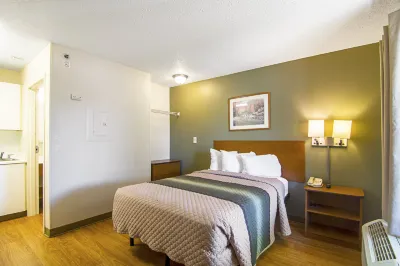 HomeTowne Studios Chicago - Waukegan Hotels in Waukegan
