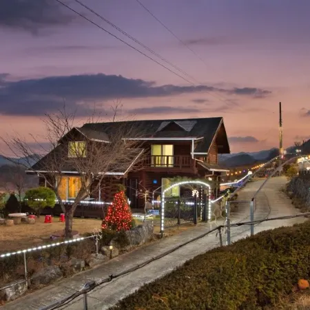 Jecheon Lake Sunrise Spa Pension Отели рядом с достопримечательностью «Храм Чонбанса»
