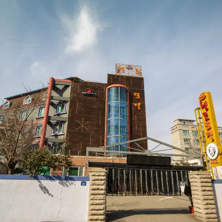 Ulsan Jinha Hello Отели рядом с достопримечательностью «Мыс Канджольгот»