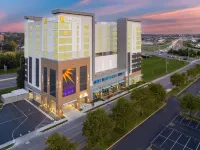 La Quinta Inn & Suites by Wyndham Nashville Downtown/Stadium Hotels near Cumberland Park