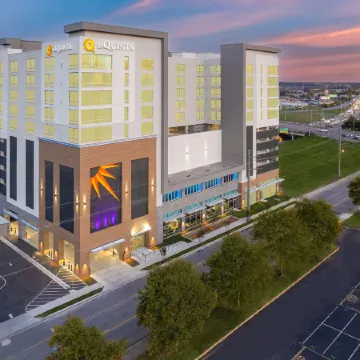 La Quinta Inn & Suites by Wyndham Nashville Downtown/Stadium Отели рядом с достопримечательностью «Музей Пэтси Клайн»