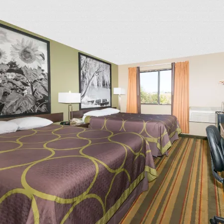 Super 8 by Wyndham Topeka/Wanamaker RD/I-70