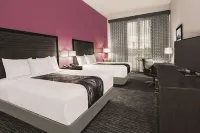 La Quinta Inn & Suites by Wyndham Dallas Grand Prairie North - Parkplatz
