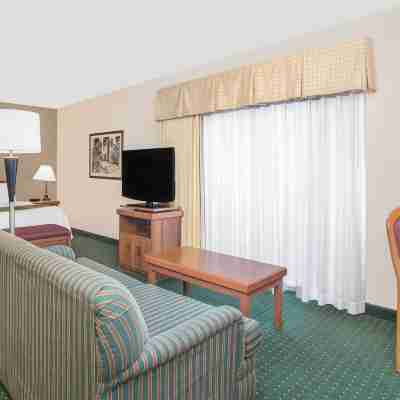 Hawthorn Suites by Wyndham Green Bay Rooms