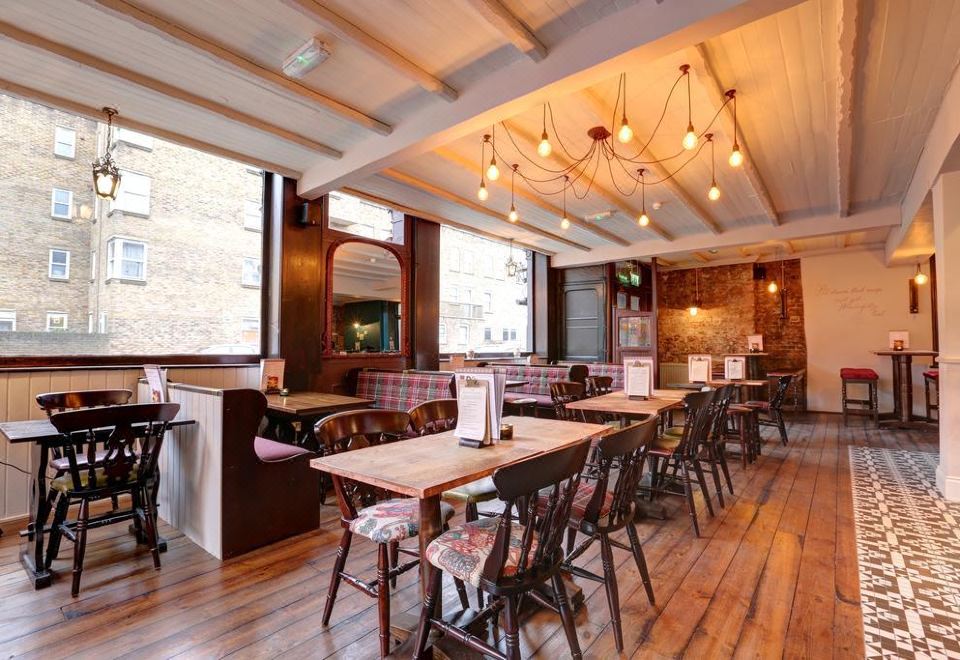 펍러브 앳 디 엑스머스 암즈의 펍 내부 분위기