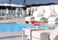 AxelBeach Ibiza Suites Apartments Spa and Beach Club - Adults Only - bar