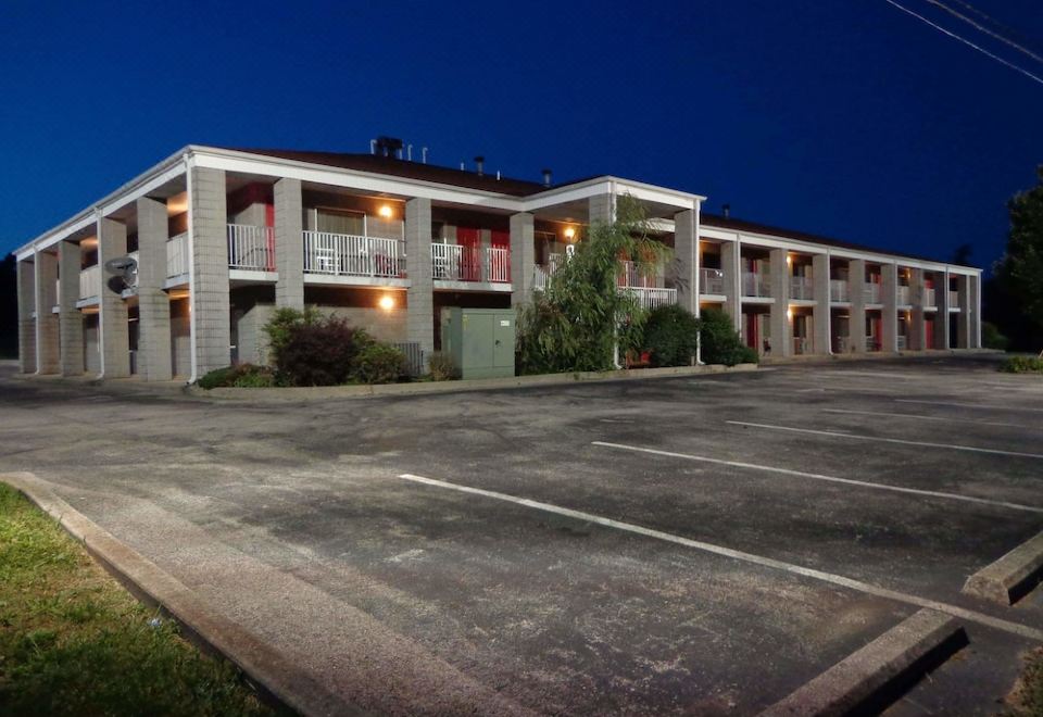 Campton Parkway Inn - Housity