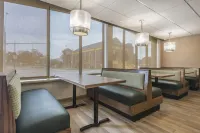 Quality Inn & Suites Downtown Hotels in Windsor
