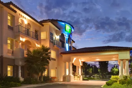 Holiday Inn Express & Suites Corona