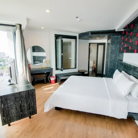 The Sez Hotel Bangsaen Отели рядом с достопримечательностью «Гора Кхао-Саммук»