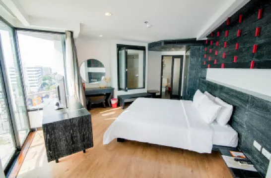 The Sez Hotel Bangsaen Hotels near Laem Thaen