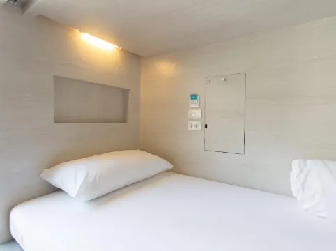 ห้องพักรวมแคปซูลพร้อมทางเข้าด้านข้าง สำหรับทั้งชายและหญิง