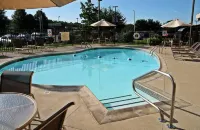 Hampton Inn West Springfield - Pools
