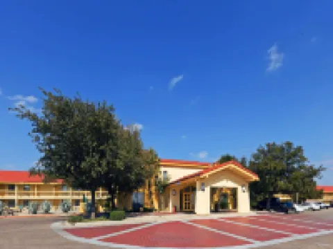 Super 8 by Wyndham Eagle Pass イーグル・パスのホテル