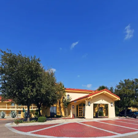 Super 8 by Wyndham Eagle Pass