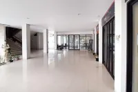 RedDoorz Plus @ Bitung City Center Hotels in Aertembaga