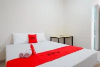 RedDoorz near Lippo Plaza Buton Hoteles en Wolio