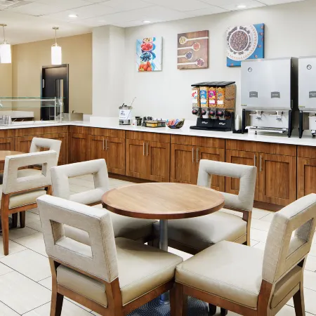 Staybridge Suites ORLANDO ROYALE PARC SUITES by IHG Отели рядом с достопримечательностью «Парк аттракционов Олд-Таун»