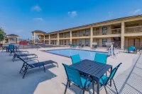 Days Inn & Suites by Wyndham Huntsville - Pools