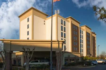 Hampton Inn & Suites Jackson Downtown-Coliseum Отели рядом с достопримечательностью «Государственный университет Джексон»