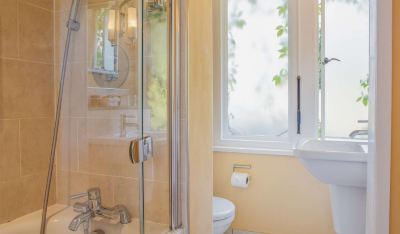 スタンダードダブルルーム ホールマーク ホテル ザ ウエルコム ストラットフォード アポン エイボンの写真