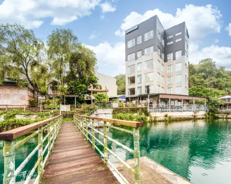 Shui Yang Lakeview House with Elevator Hotels in Nantou