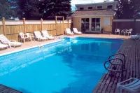 Shining Waters Country Inn - Pools