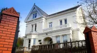 James' Place at Brynawel Hotels near Giddy Kiddys