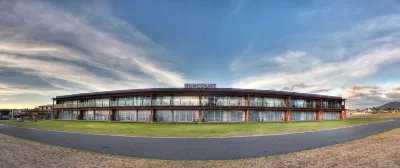Suncourt Hotel & Conference Centre Hotel dekat JT Design