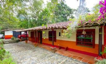 Galicia, Cabana Junto a un Bosque y a Cascada